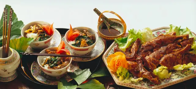 Canard laqué épicé sur lit de laitue et bols de canard au gingembre, riz et légumes