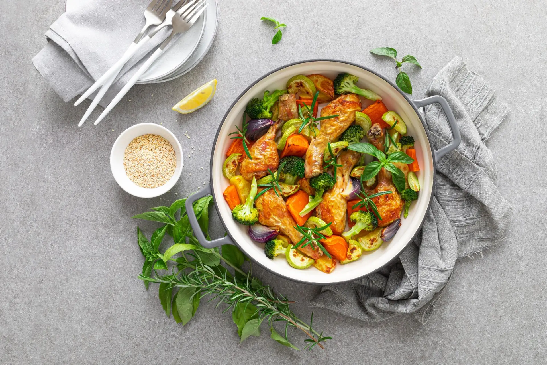 Pilons de poulet rôtis avec légumes
