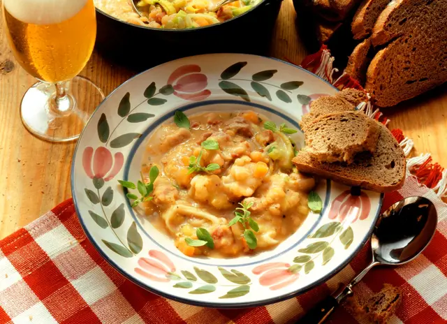 Soupe aux pois et au bacon en dés