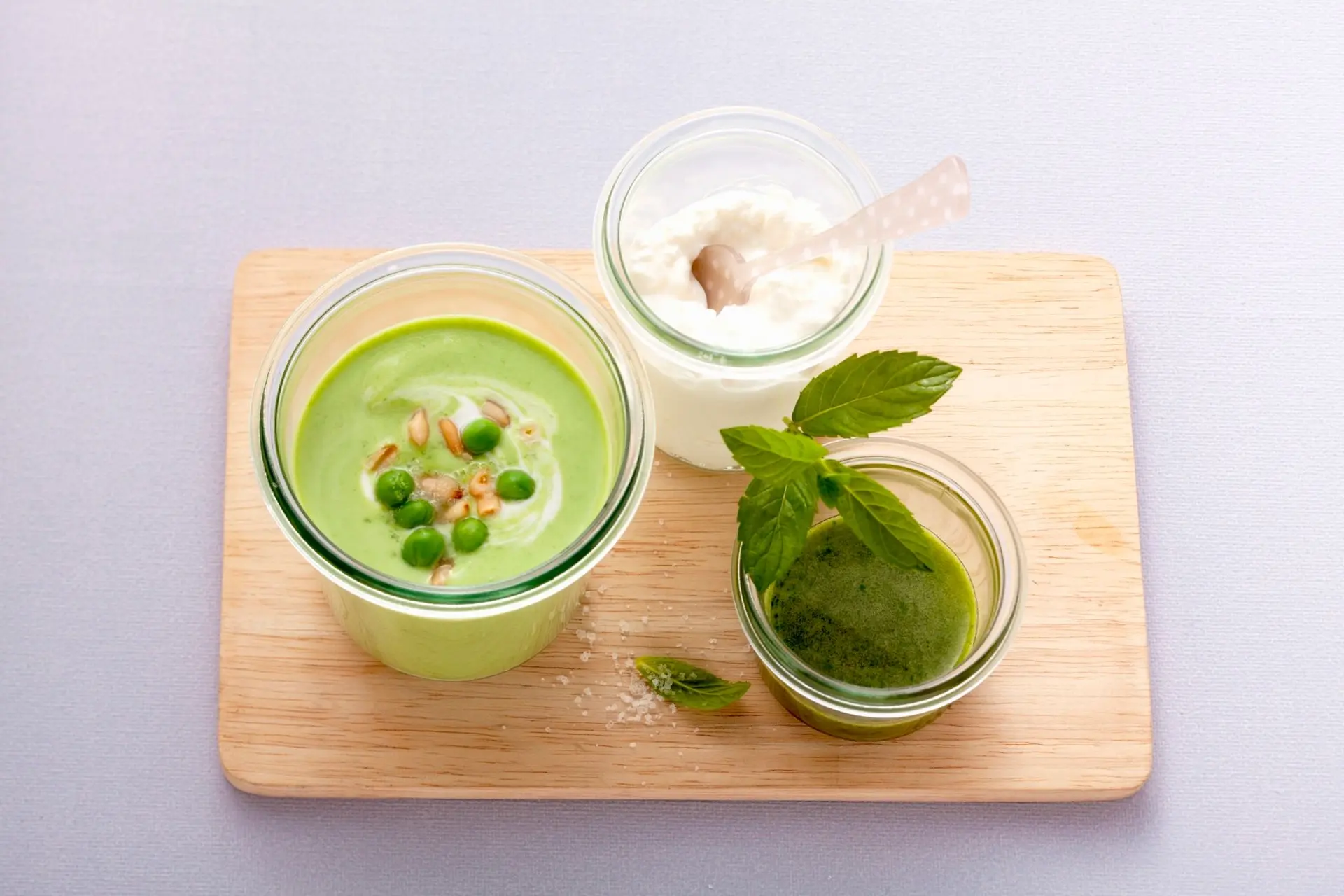 Soupe glacée aux pois avec du fromage blanc et de l'huile de menthe