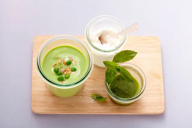 Soupe glacée aux pois avec du fromage blanc et de l'huile de menthe