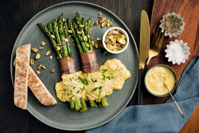 Asperges vertes sauce hollandaise et jambon de Parme