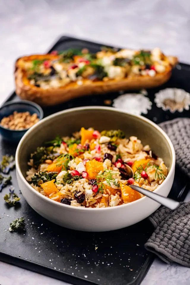 Courge musquée cuite au four avec riz, feta et grenade