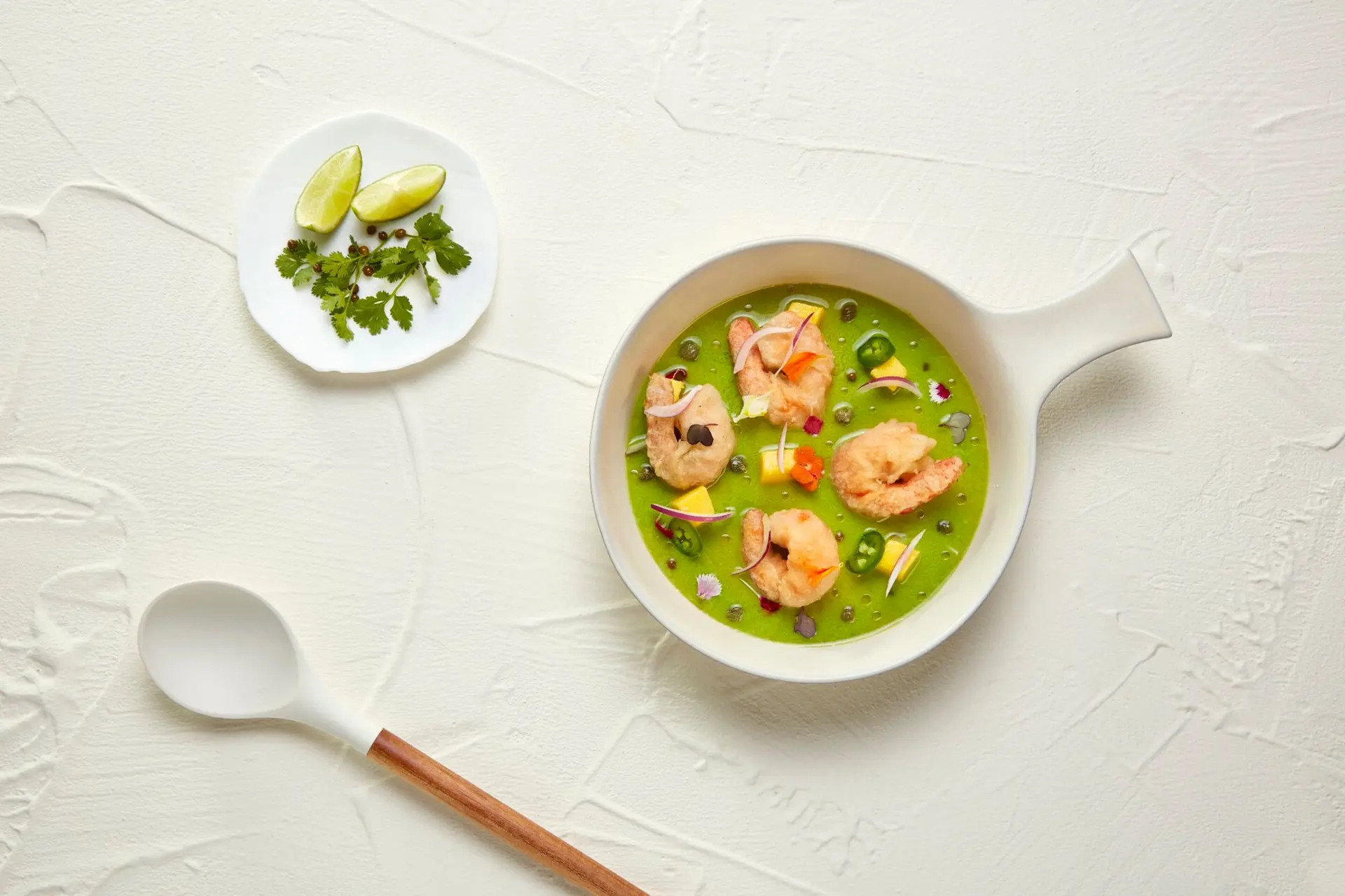 Aguachile de crevettes, coriandre et fleurs de citron vert