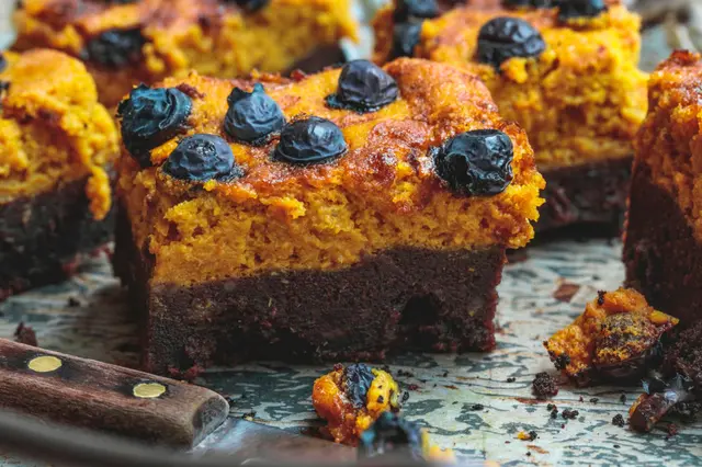 Gâteau au chocolat avec crème batata et myrtille