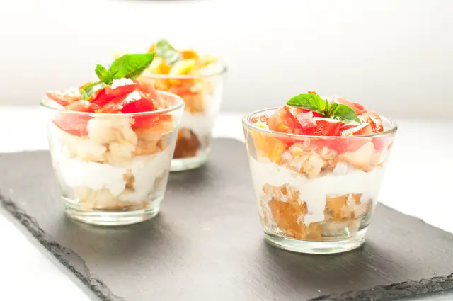Verrine à la frisella, mozzarella, tomate et basilic