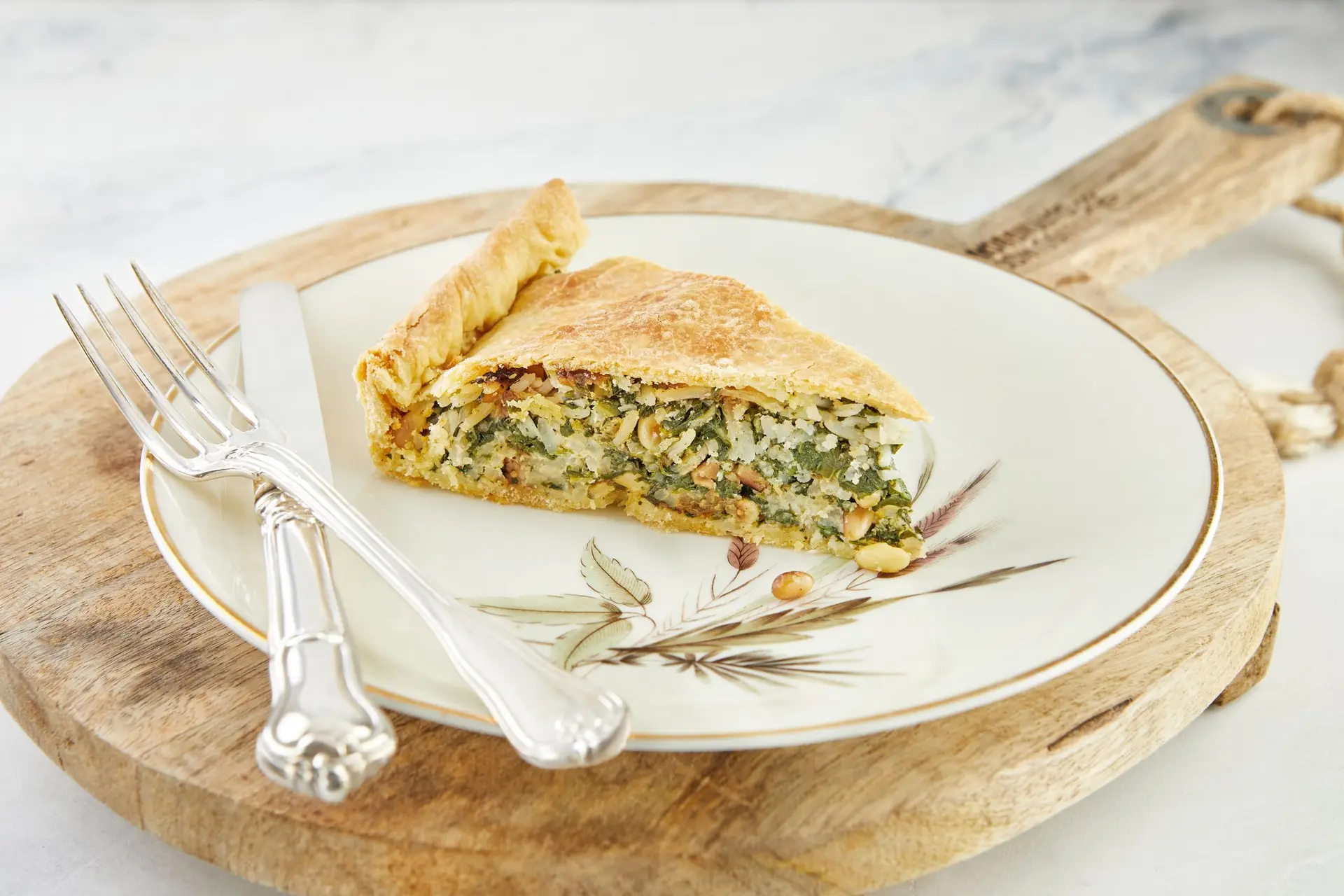 Tarte suisse à la bette à carde, au riz, aux oignons et aux pignons de pin