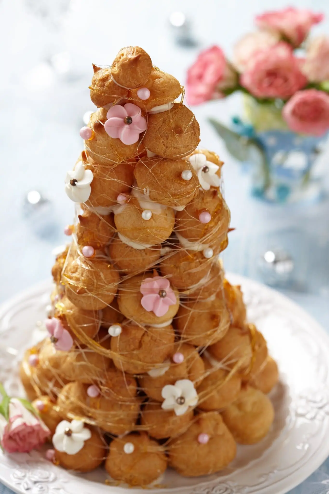 Croque en bouche (pièce montée de choux)
