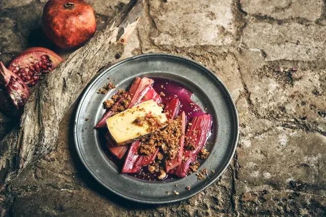 Rhubarbe pochée et crumble croquant sur tomme de jersiaises