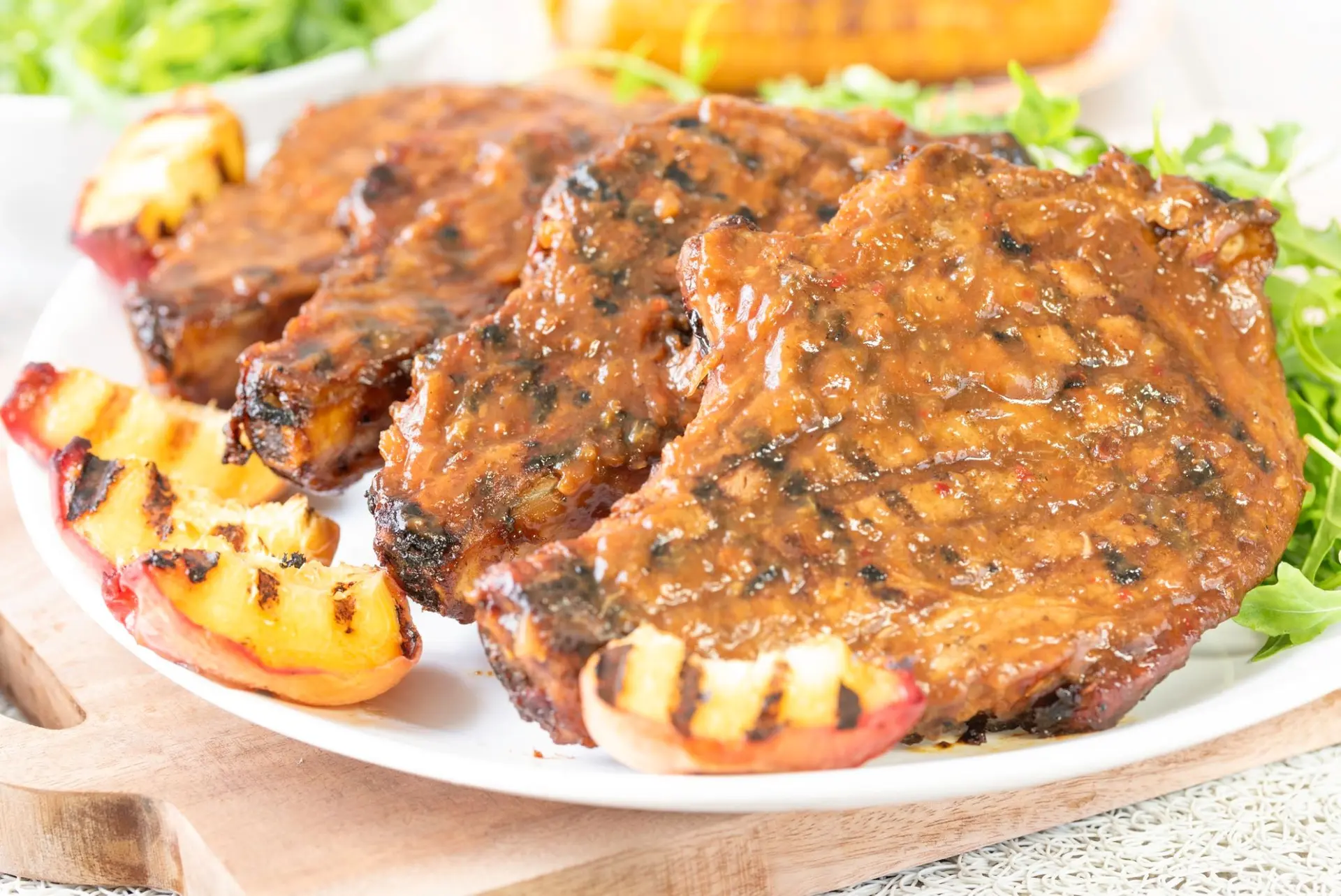 Côtelettes de porc glacées à la cassonade avec sauce barbecue et pêches
