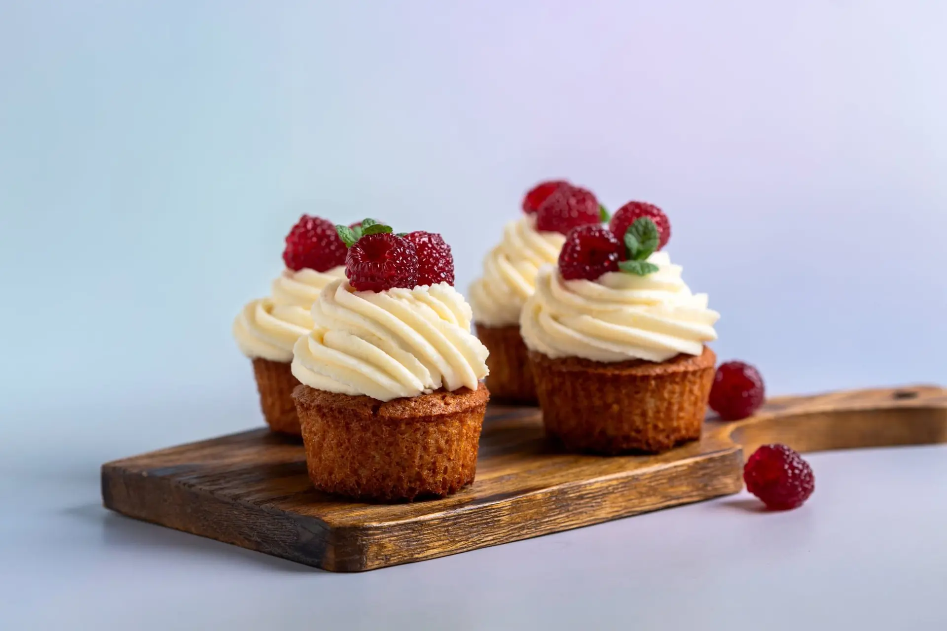 Cupcakes à la crème vanillée et aux framboises fraîches