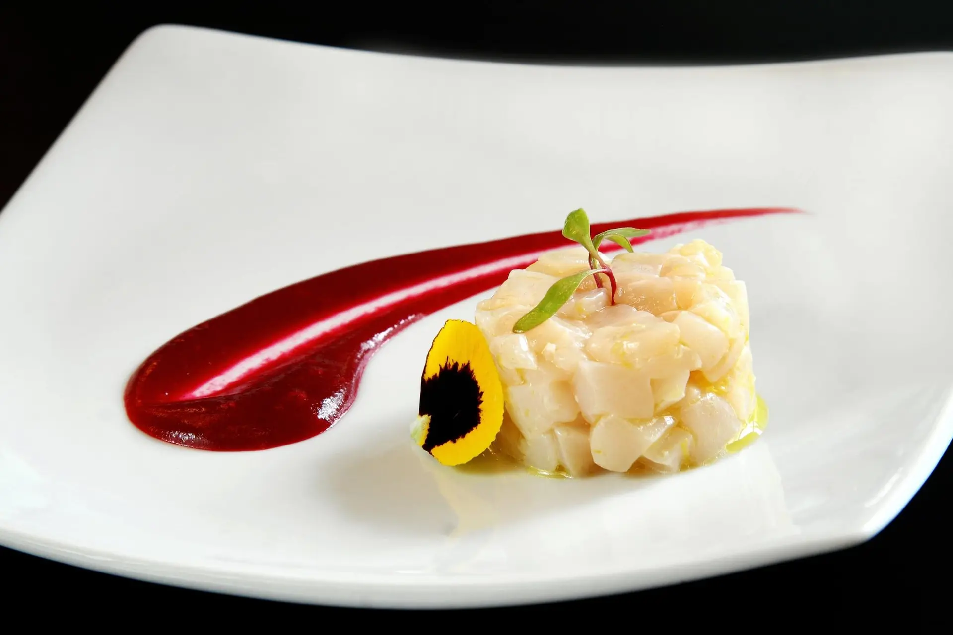 Recette de tartare de saint-jacques à l'huile de truffes