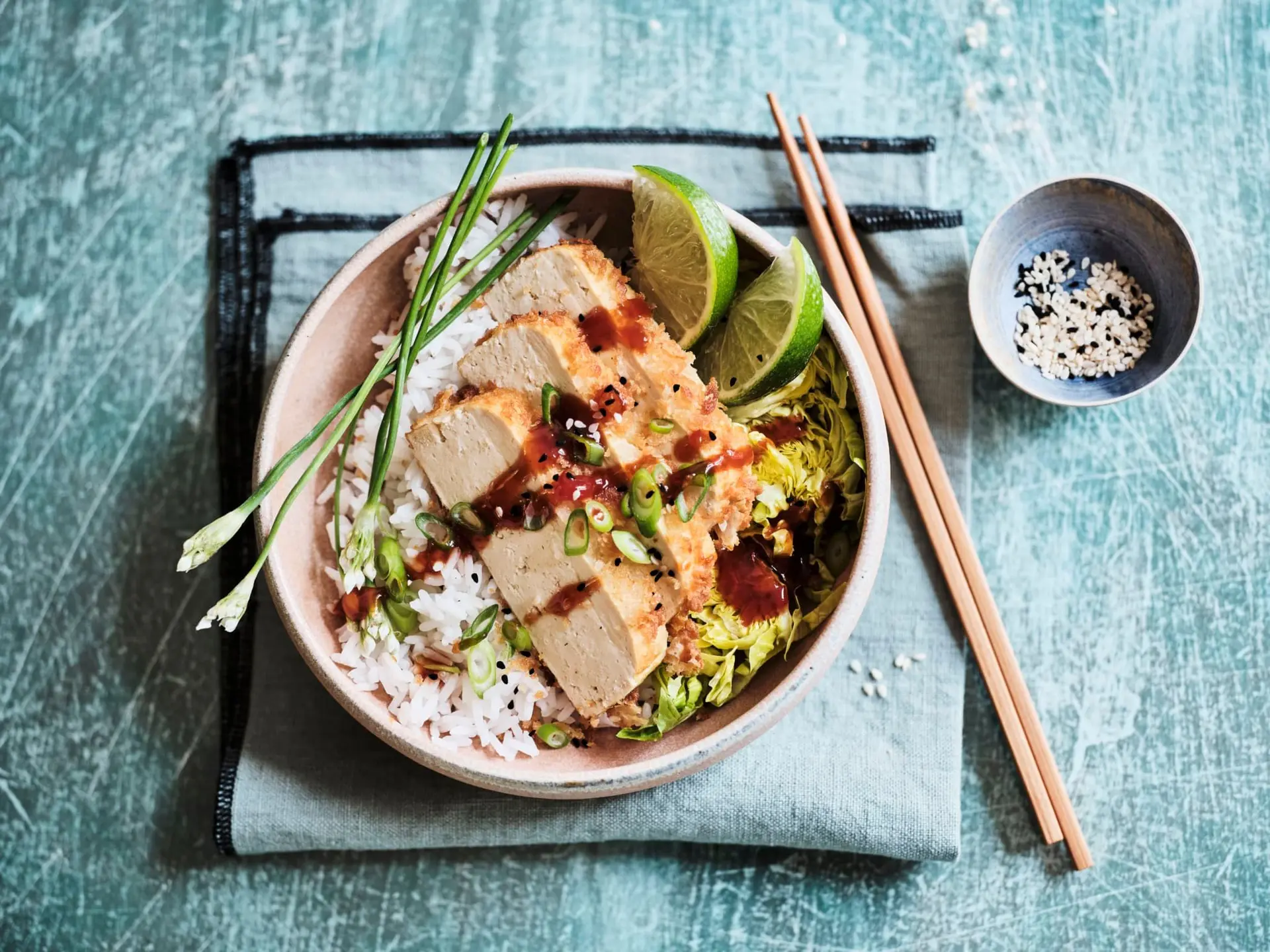 Crispy tofu au citron vert, riz et salade croquante