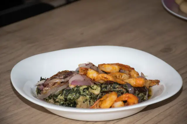 Ndolé camerounais aux arachides et crevettes