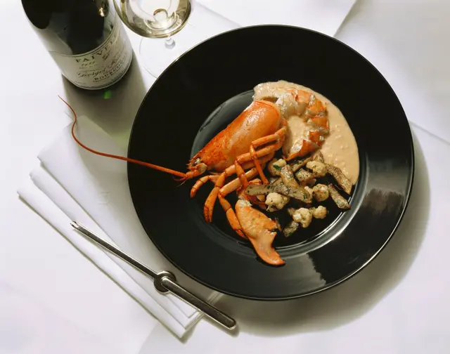 Homard rôti, artichauts et chou-fleur, sauce crémeuse