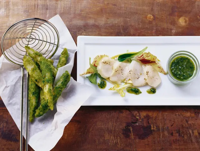 Carpaccio de Saint-Jacques, pesto de coriandre et tempura de légumes