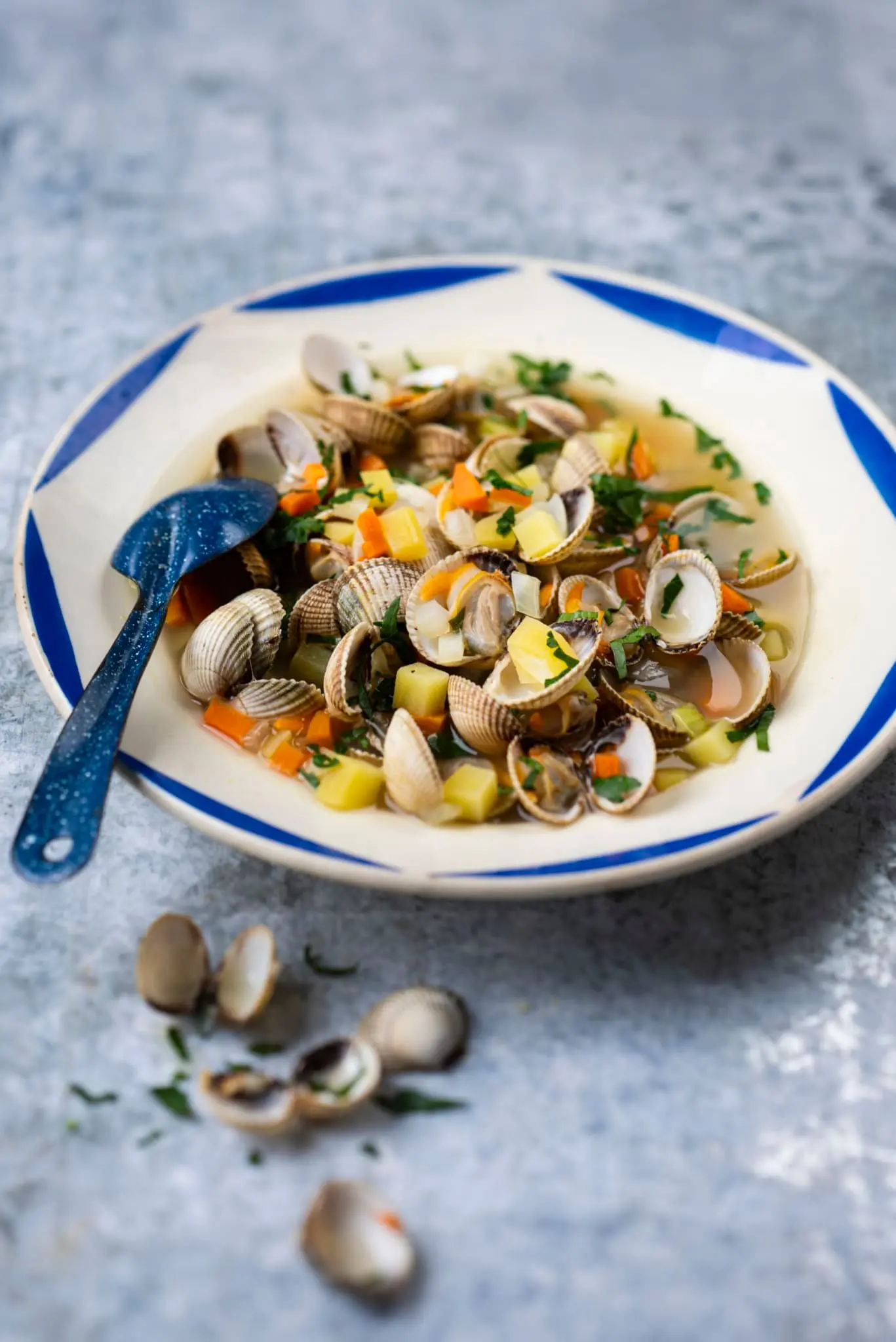 Bouillon de coques aux petits légumes du pêcheur