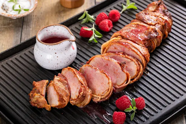 Filet de porc enveloppé dans du bacon avec vinaigrette à la framboise