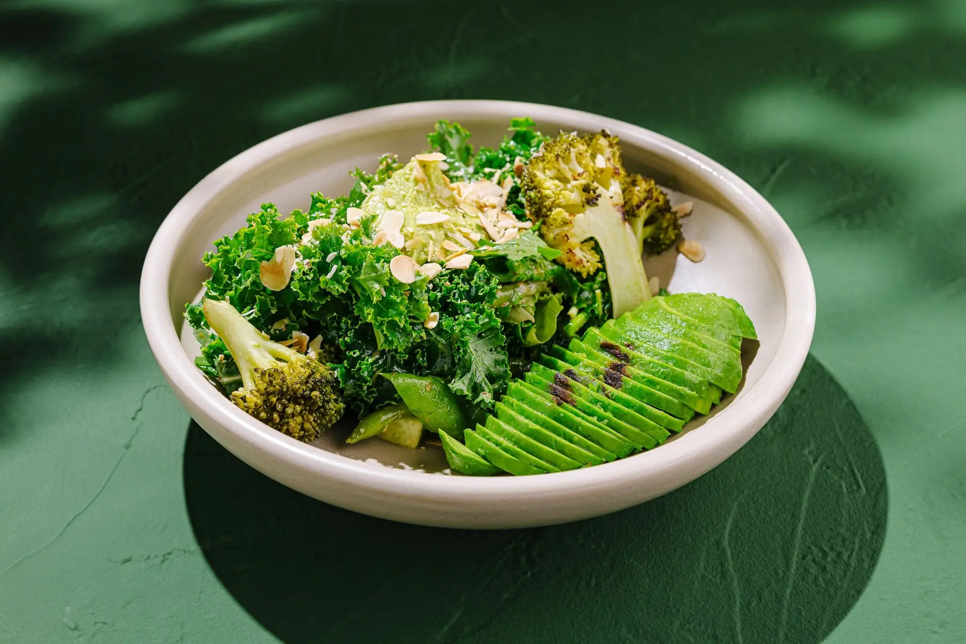 Salade de chou kale et brocoli, avocat et amandes effilées