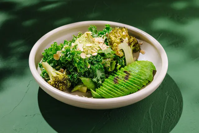 Salade de chou kale et brocoli, avocat et amandes effilées