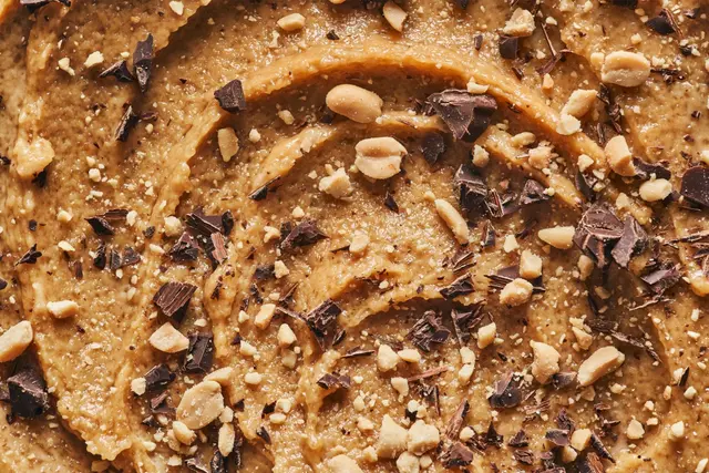Pâte à cookie végane au beurre de cacahuète, éclats de chocolat et cacahuètes