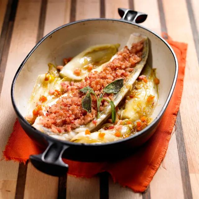Sandre au pied de cochon et endives braisées