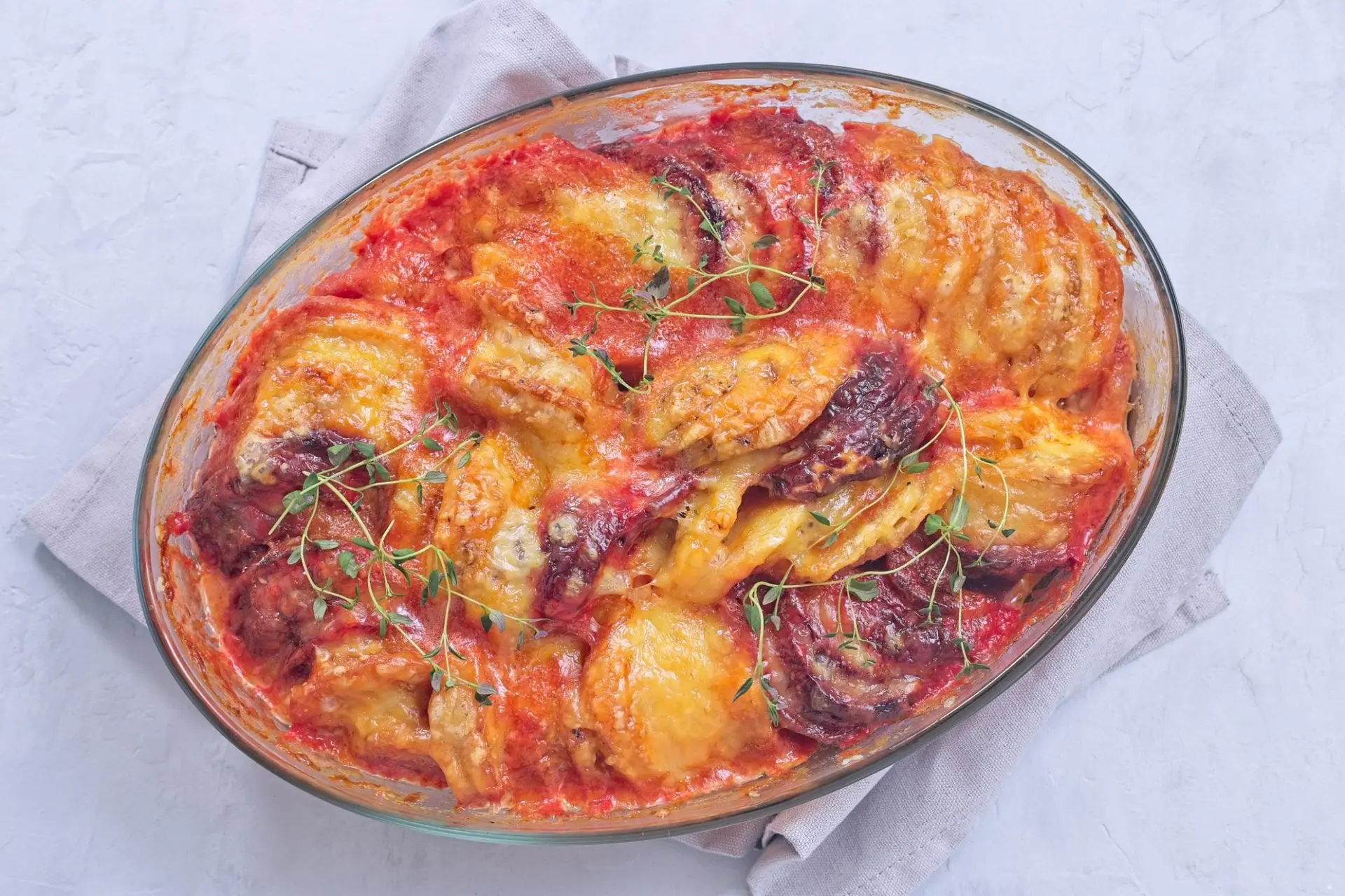Gratin de patate douce, panais et betterave au thym et fromage fondant