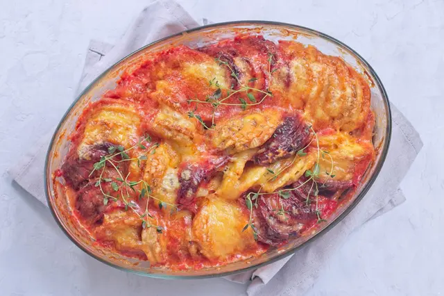 Gratin de patate douce, panais et betterave au thym et fromage fondant
