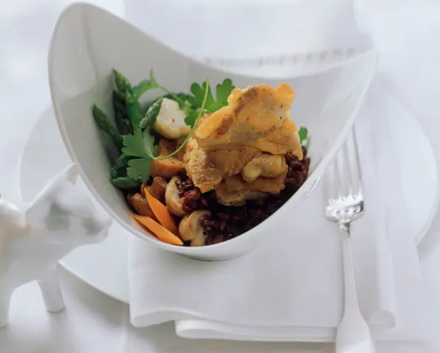 Champignons pleurotes panés sur riz rouge aux légumes