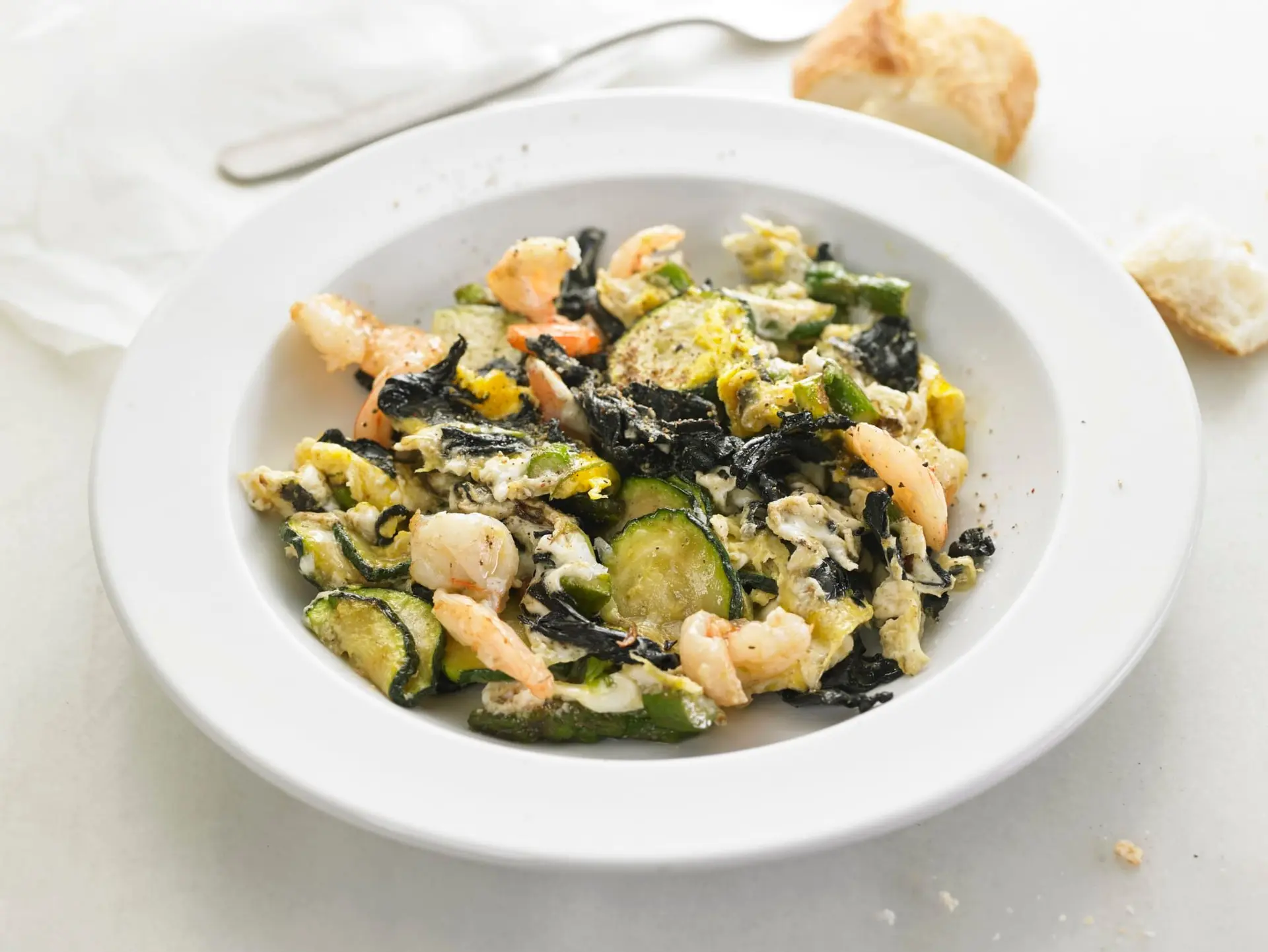 Œufs brouillés aux gambas, courgettes et trompettes de la mort