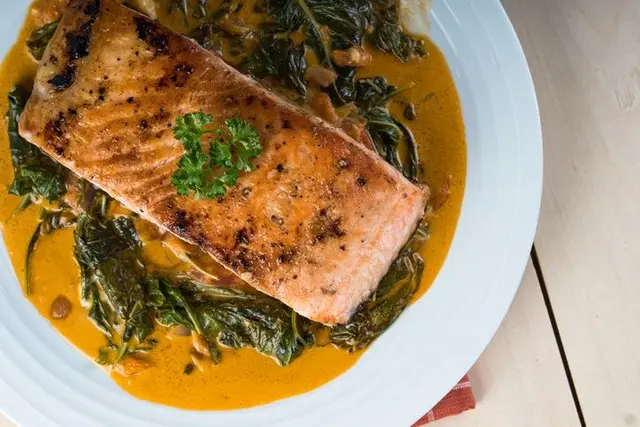 Saumon sauce crème de tomate aux épinards