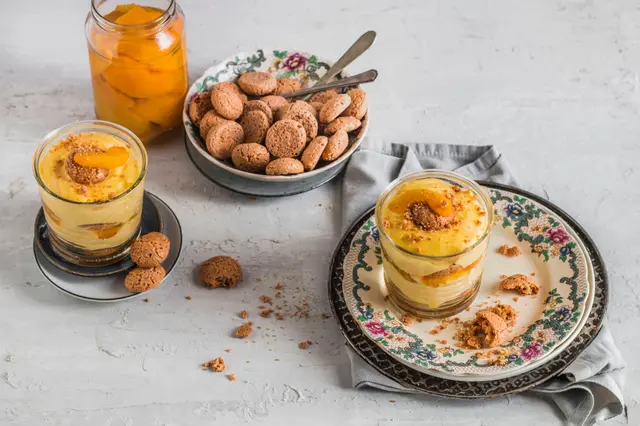 Tiramisù aux biscuits amaretti et pêches au sirop