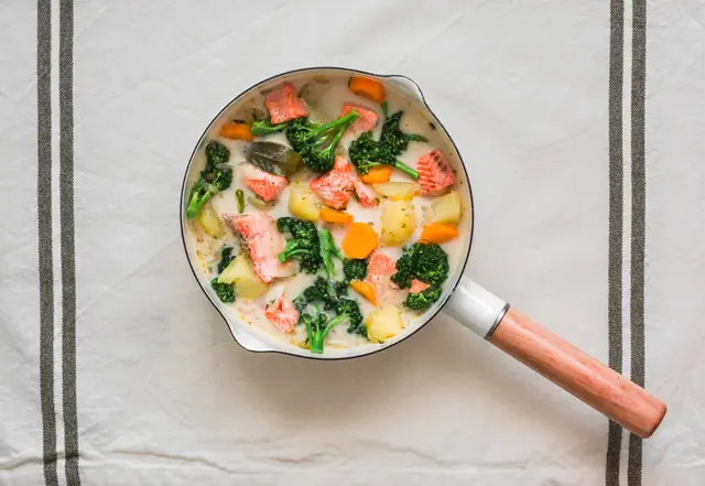 Soupe de saumon crémeuse avec pommes de terre, carottes et brocoli