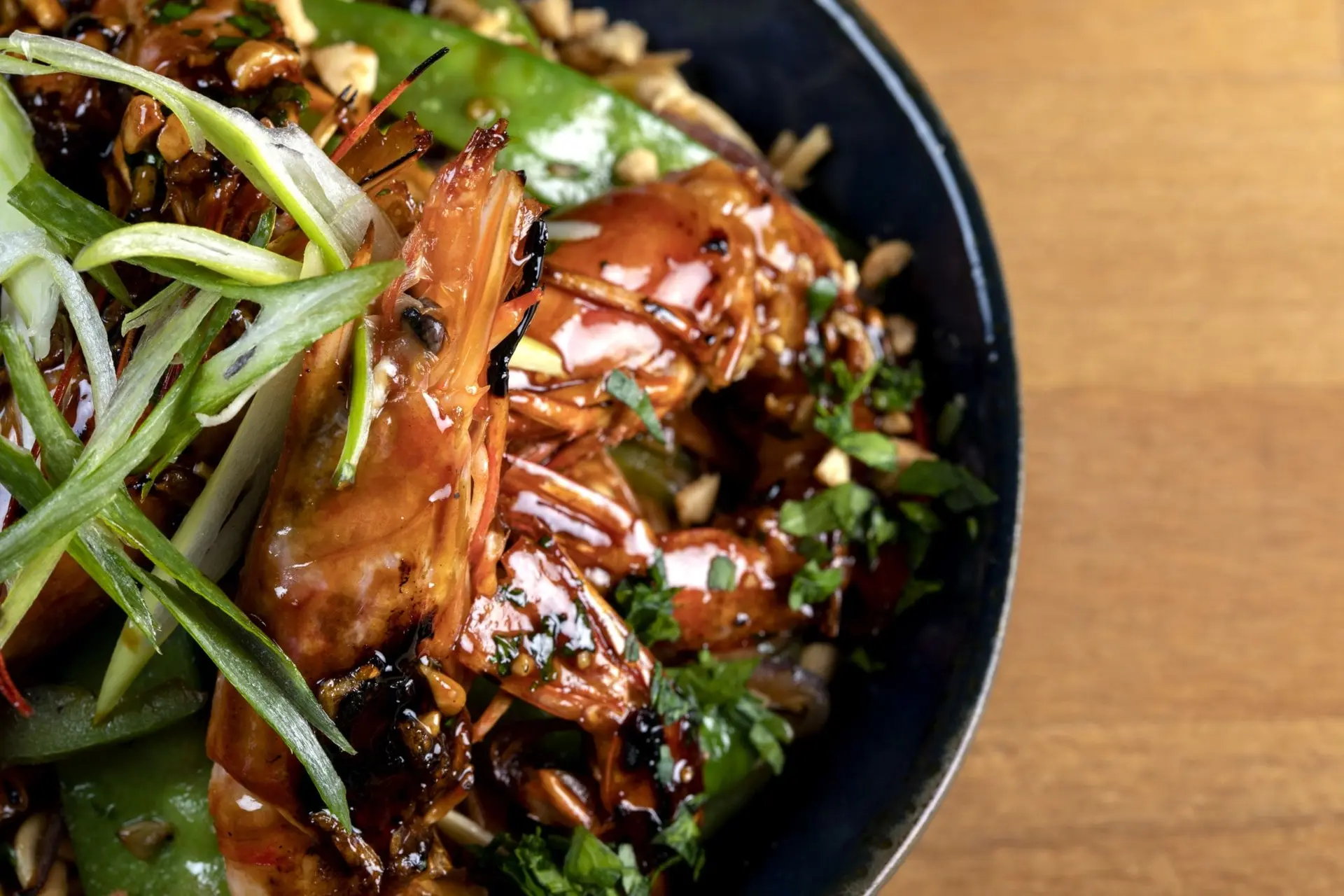 Wok de gambas sautées, nouilles et légumes croquants