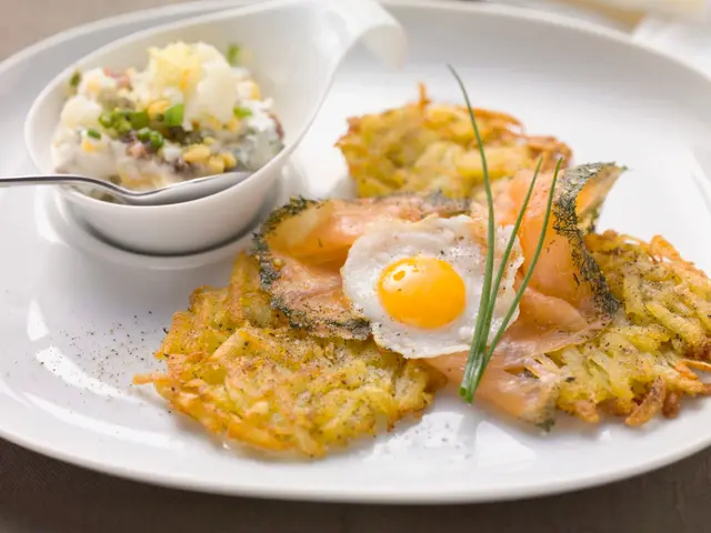 Galettes de pommes de terre, saumon fumé et œuf de caille, rémoulade de chou-fleur