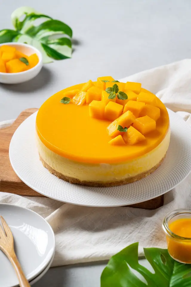Entremets mangue glacée, garniture de dés de mangue fraîche