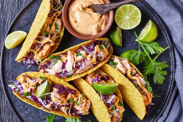 Tacos au saumon et au chou rouge avec sauce au yaourt