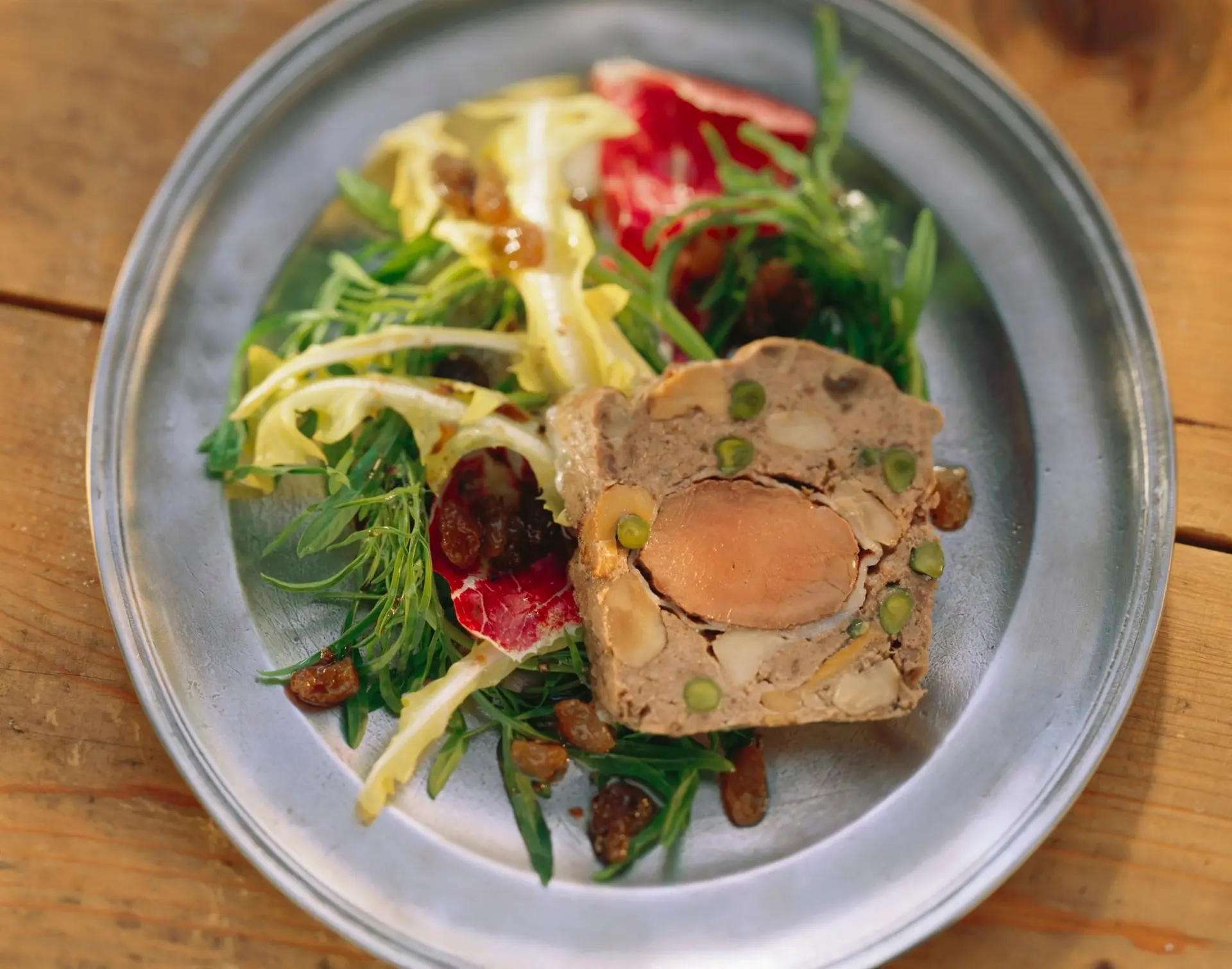 Terrine de faisan aux champignons et pistaches, salade de jeunes pousses et raisins secs