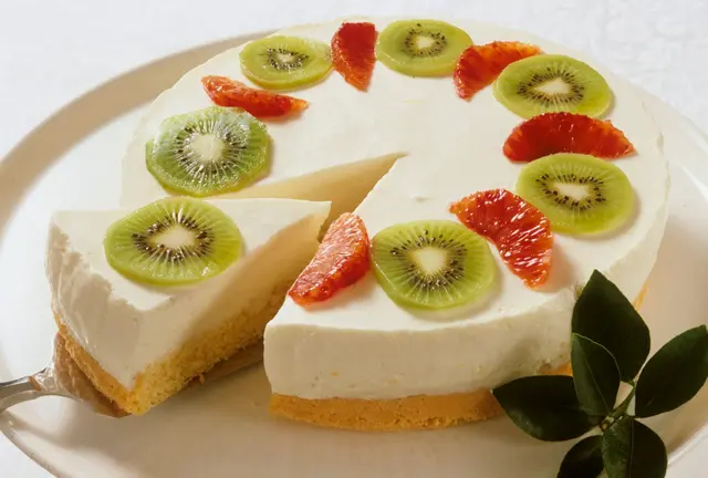 Gâteau au fromage crémeux avec des kiwis et des oranges sanguines