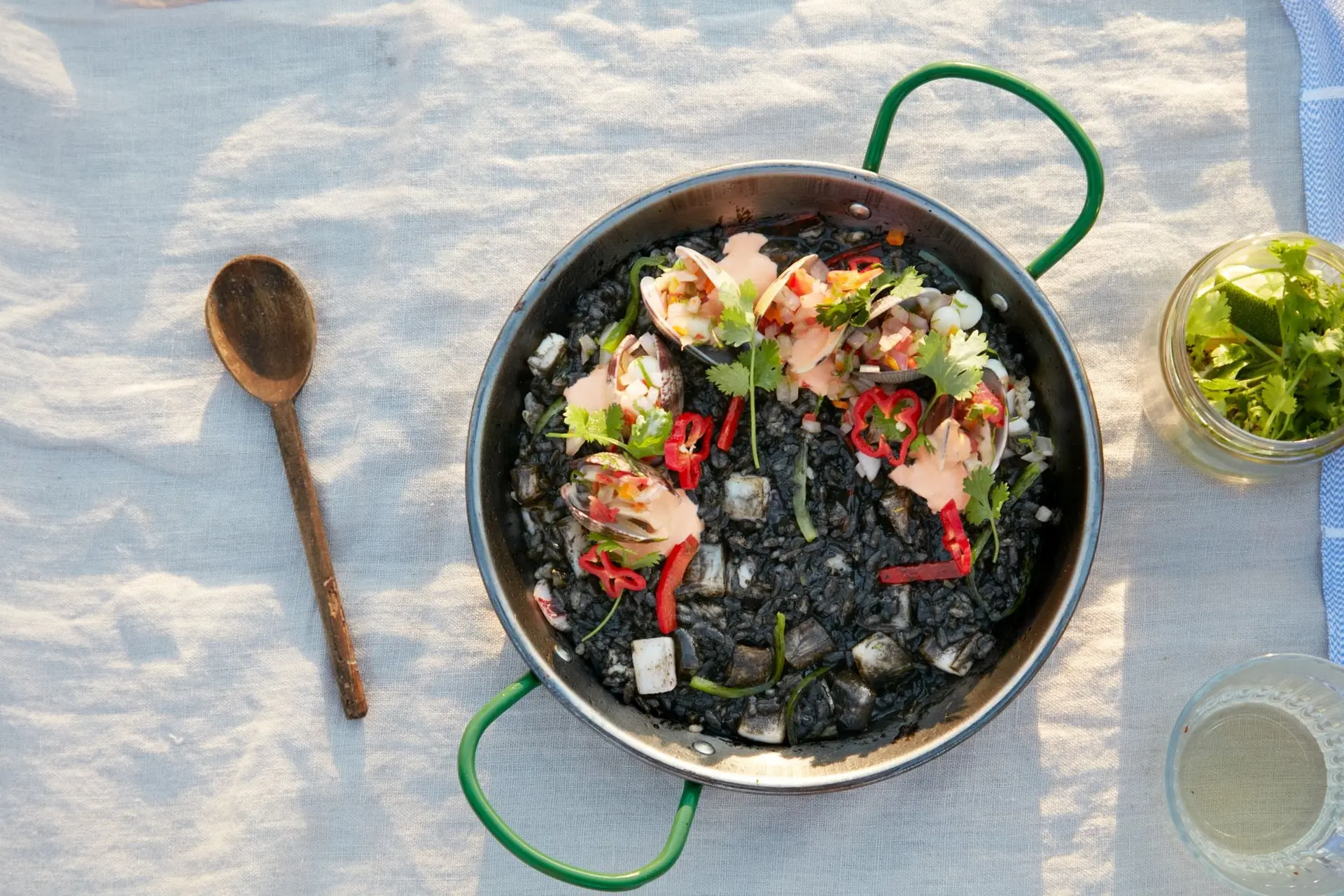 Riz noir aux palourdes à la chalaca