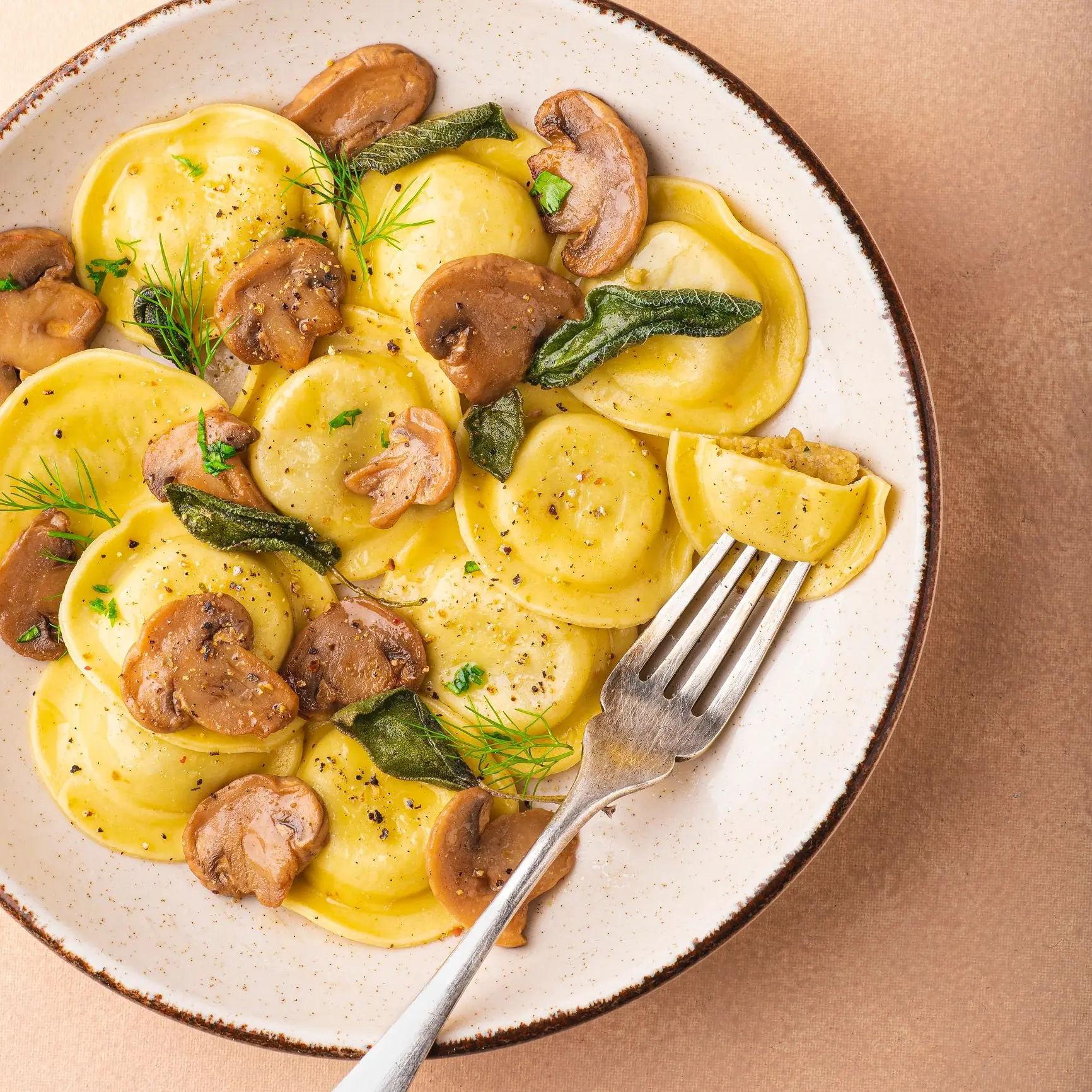 Raviolis farcis aux champignons, aux herbes et au poivre noir