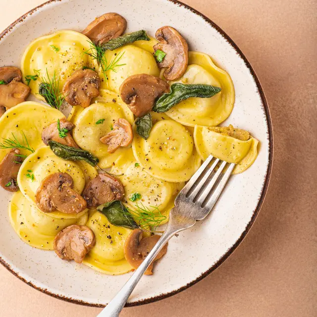 Raviolis farcis aux champignons, aux herbes et au poivre noir