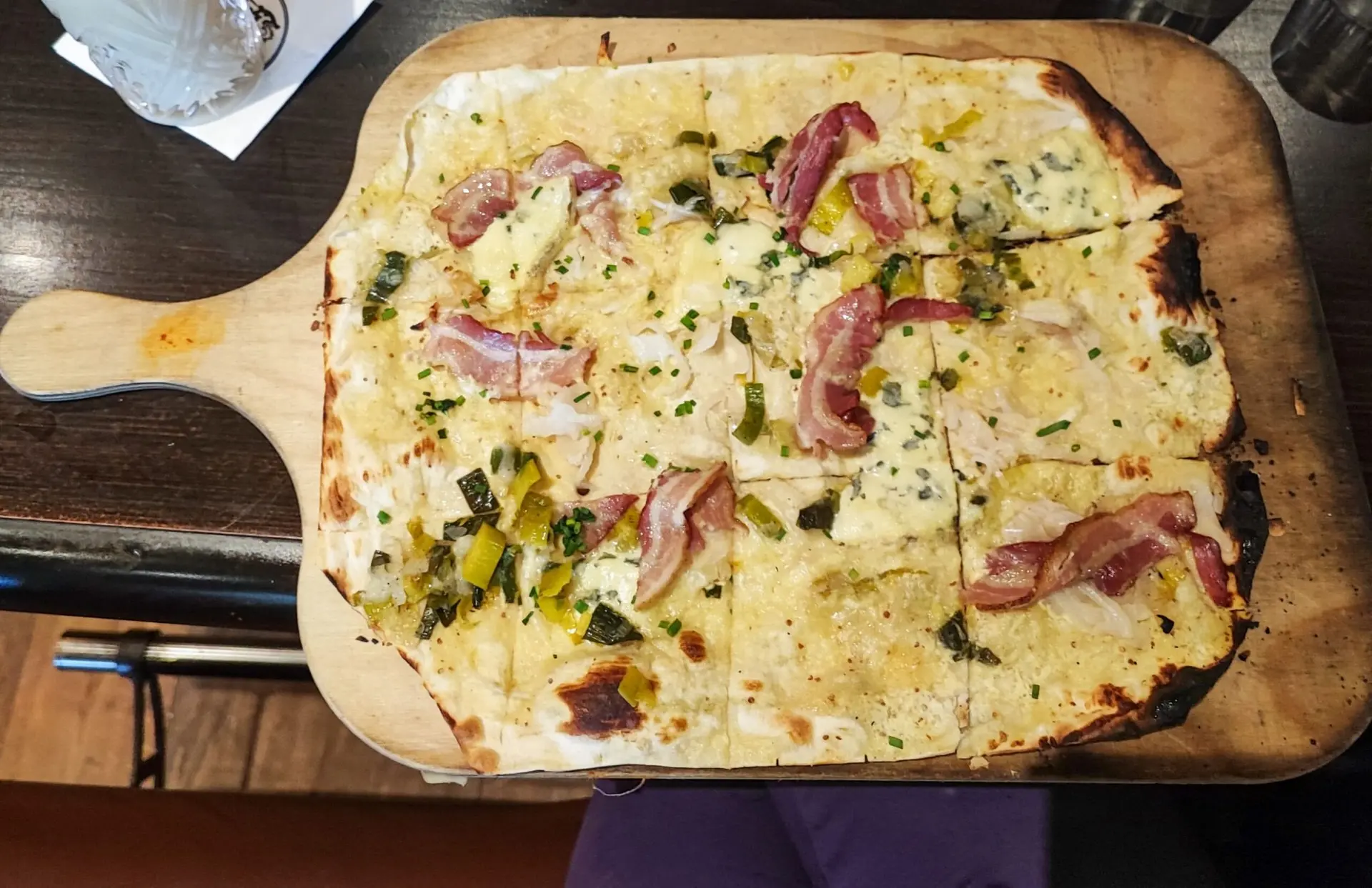 Flammekueche maison aux lardons et Bleu de Bresse