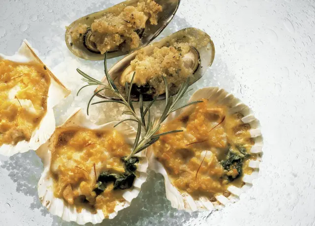Coquilles Saint-Jacques et moules gratinées au safran