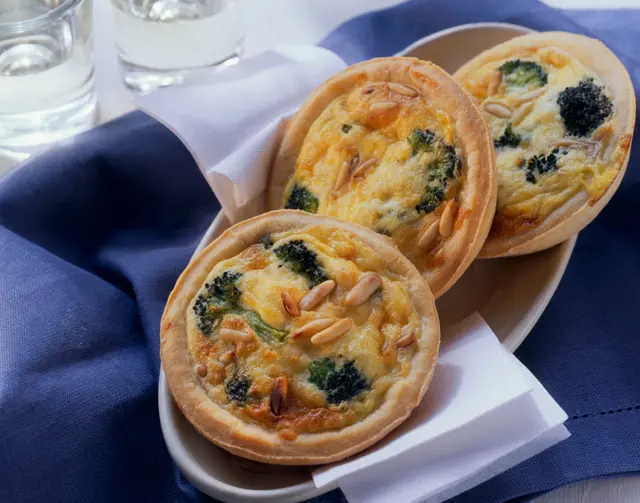 Mini-quiches au brocoli et pignons de pin