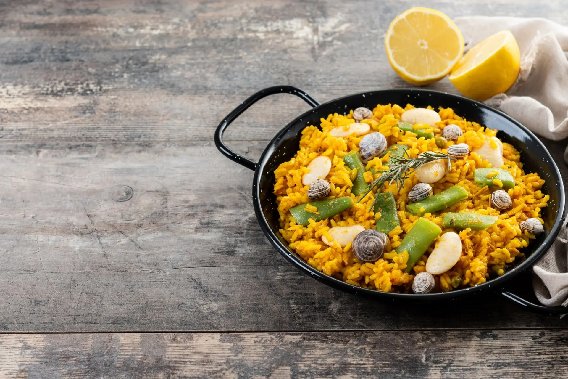 Paella valenciana traditionnelle