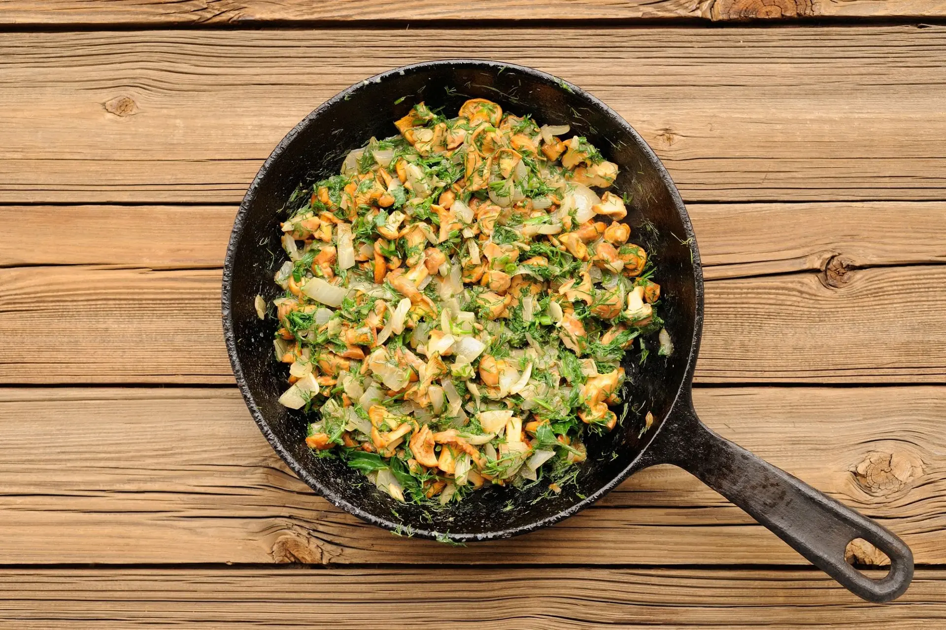 Champignons frits, oignons et herbes