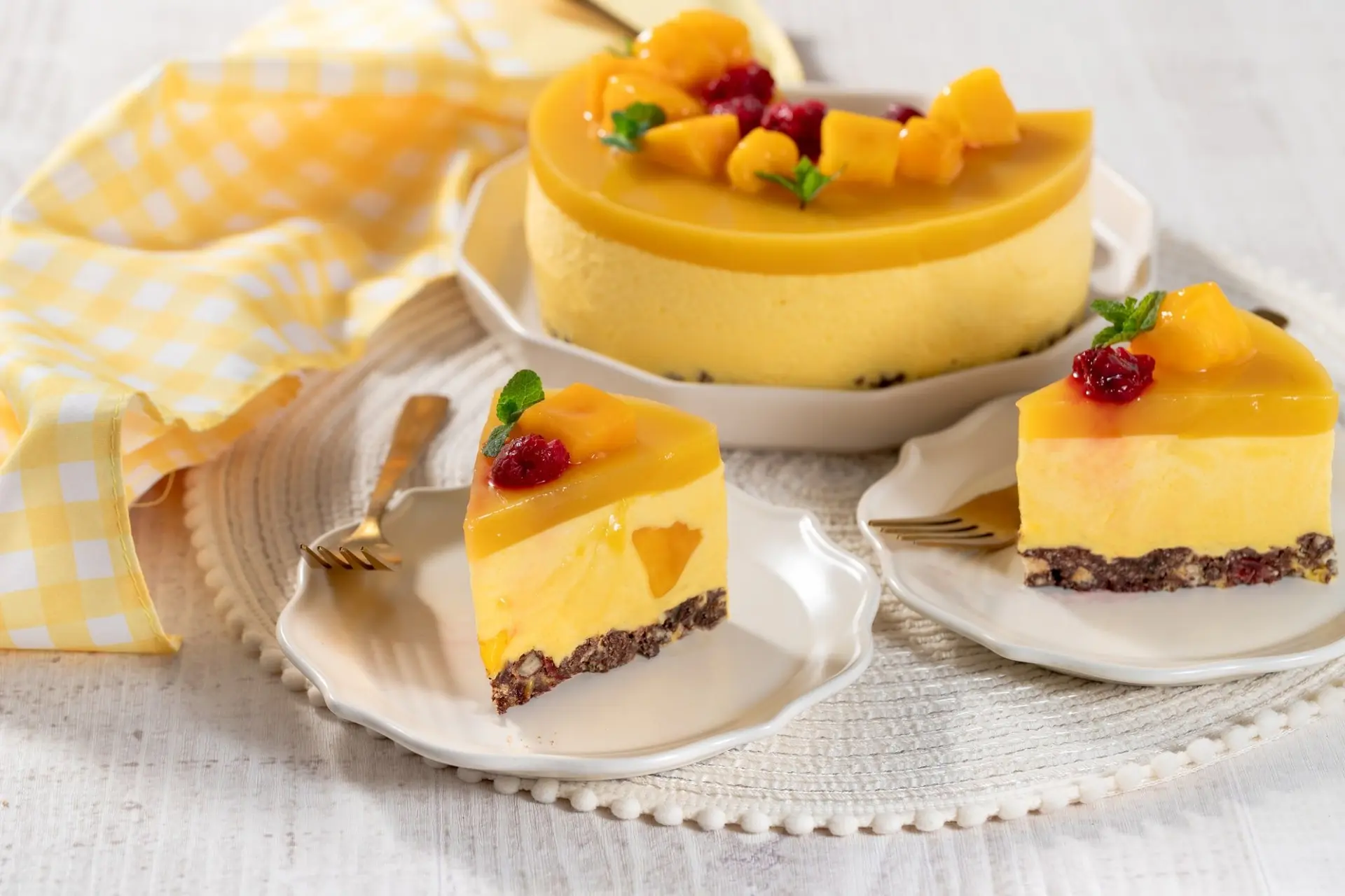 Cheesecake sans cuisson à la mangue, croquant chocolaté et framboises