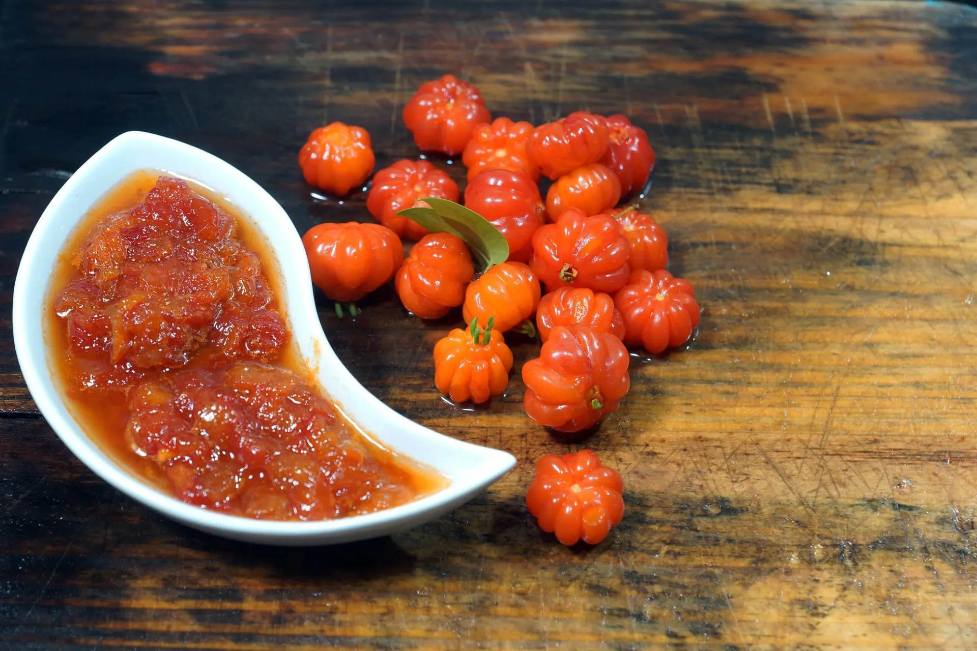 Sauce aux baies de cerisier de Cayenne (Engenia uniflora ou Pitanga)