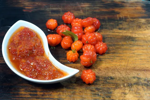 Sauce aux baies de cerisier de Cayenne (Engenia uniflora ou Pitanga)